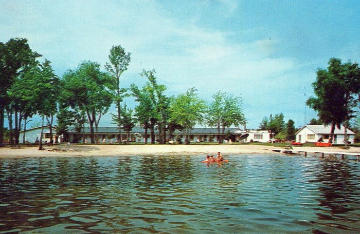 Holiday on the Lake Motel (Holiday Motel) - Old Postcard View